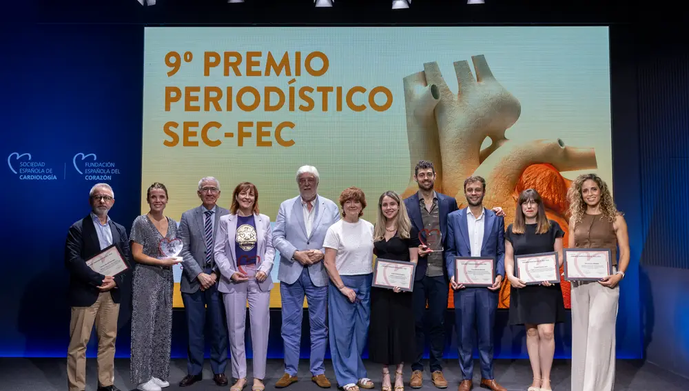 Foto de familia de los ganadores junto a los finalistas y el jurado