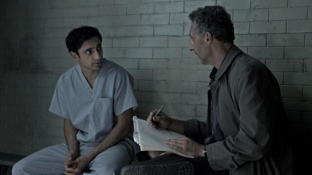 Riz Ahmed, sospechoso de asesinato, con John Turturro, su abogado