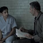 Riz Ahmed, sospechoso de asesinato, con John Turturro, su abogado