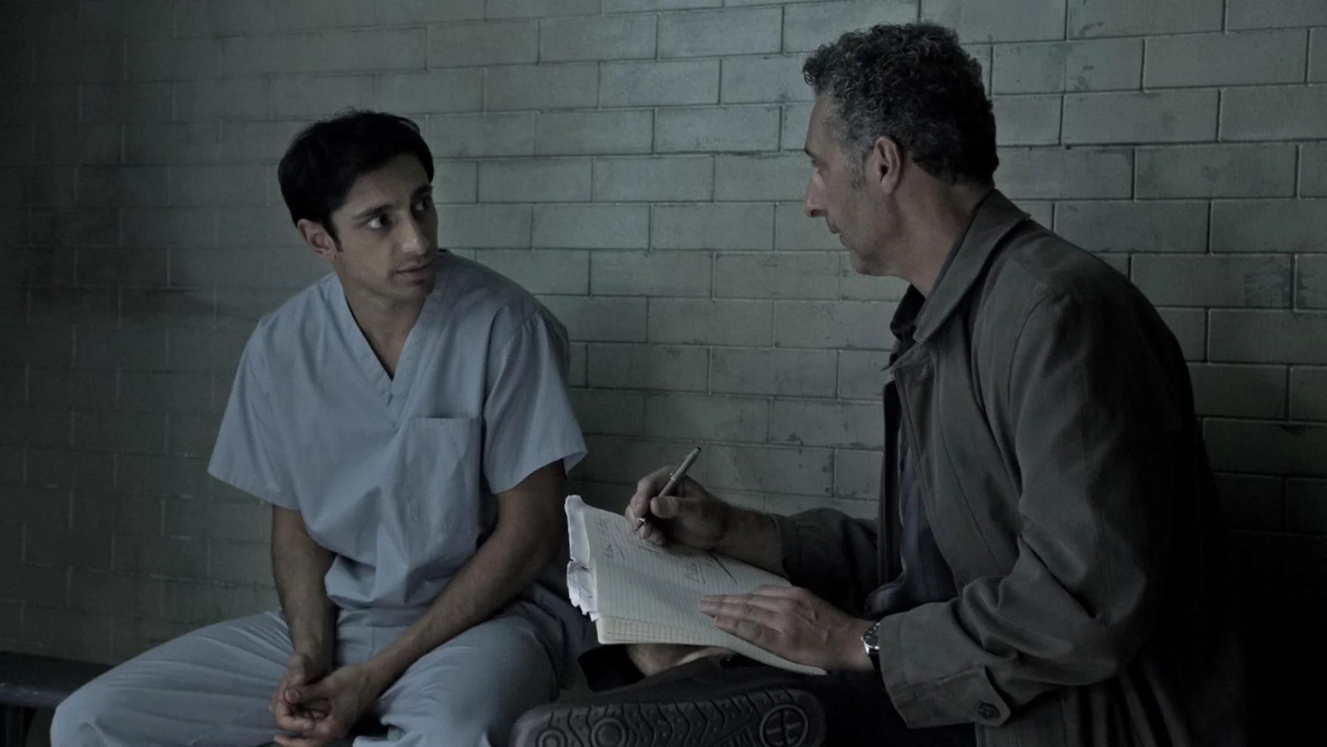 Riz Ahmed, sospechoso de asesinato, con John Turturro, su abogado