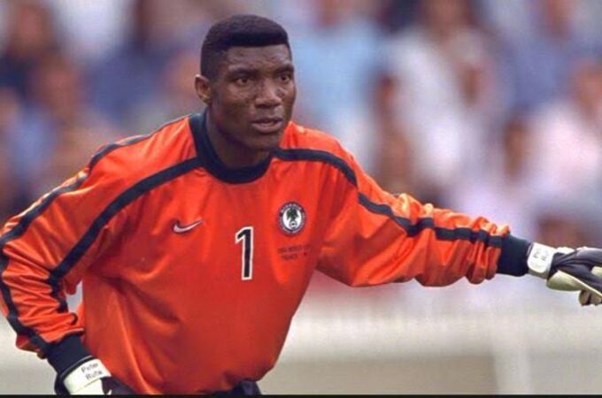 El guardameta nigeriano Peter Rufai
