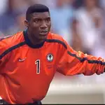 El guardameta nigeriano Peter Rufai