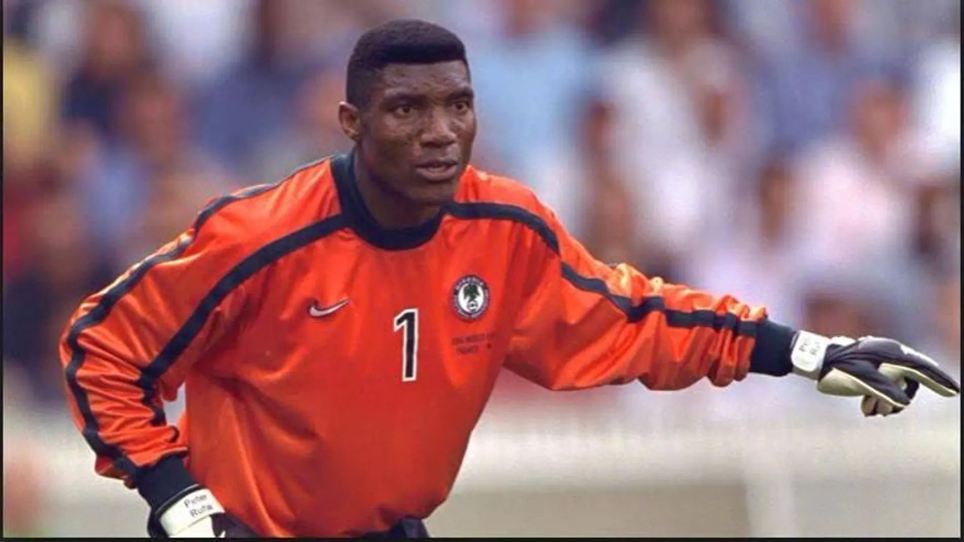 El guardameta nigeriano Peter Rufai