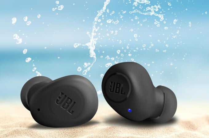Los auriculares JBL Wave Buds son resistentes al polvo y a las salpicaduras de agua