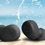 Los auriculares JBL Wave Buds son resistentes al polvo y a las salpicaduras de agua
