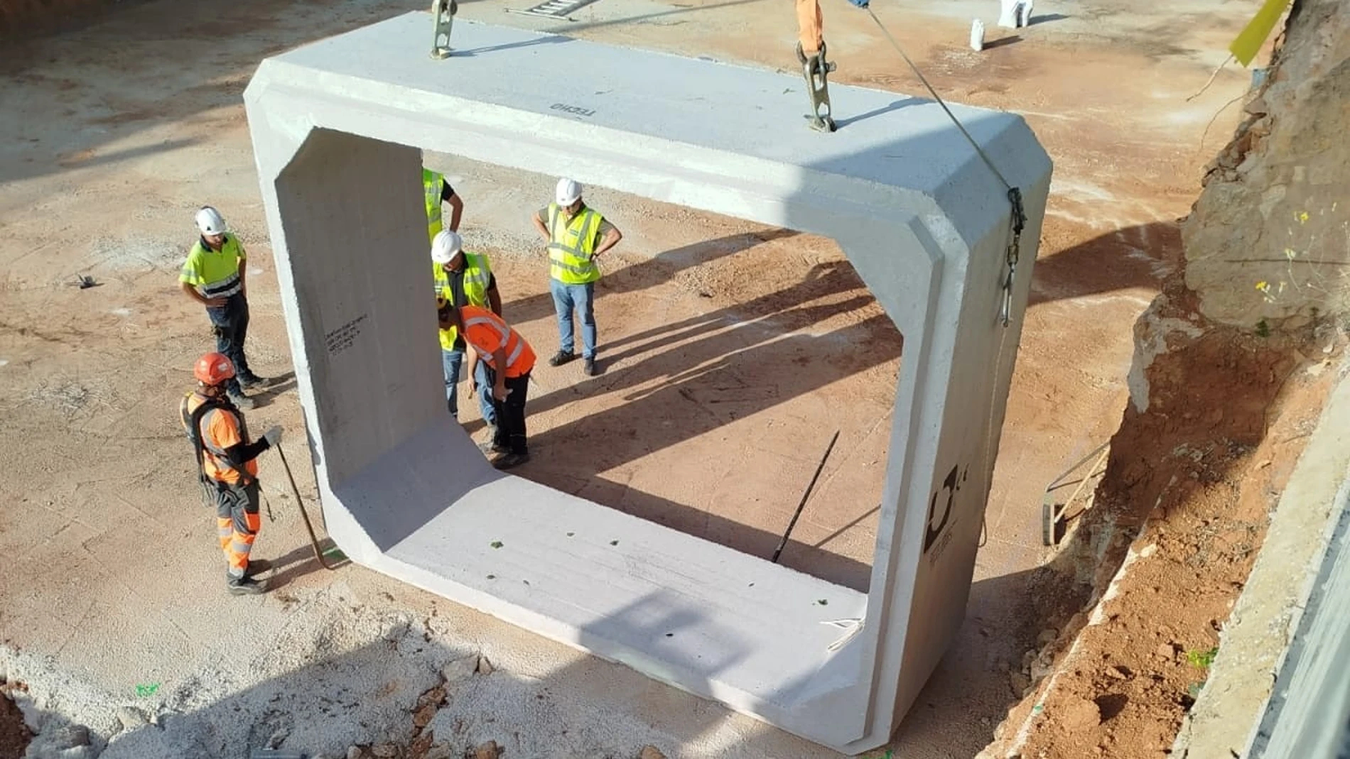 La Generalitat instala los marcos del nuevo puente en Siete Aguas tras la demolición de la antigua estructura y avanza en los trabajos de reconstrucción tras las riadas REMITIDA / HANDOUT por GVA Fotografía remitida a medios de comunicación exclusivamente para ilustrar la noticia a la que hace referencia la imagen, y citando la procedencia de la imagen en la firma 03/07/2025