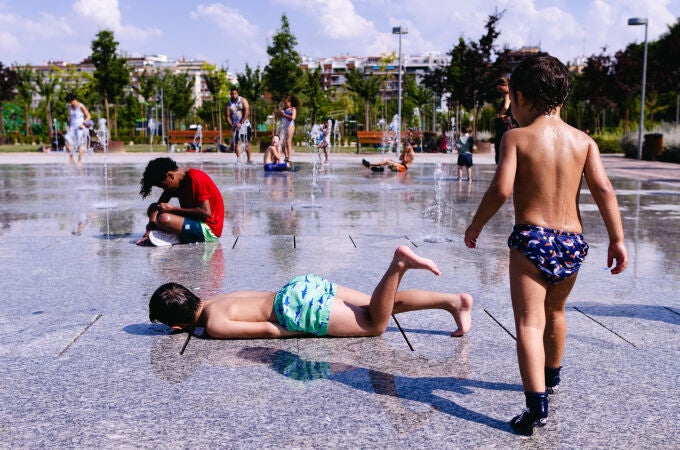 Familias, refrescándose en el parque Santander de Madrid durante la ola de calor @ Gonzalo Pérez 