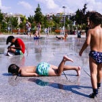 Familias, refrescándose en el parque Santander de Madrid durante la ola de calor @ Gonzalo Pérez 