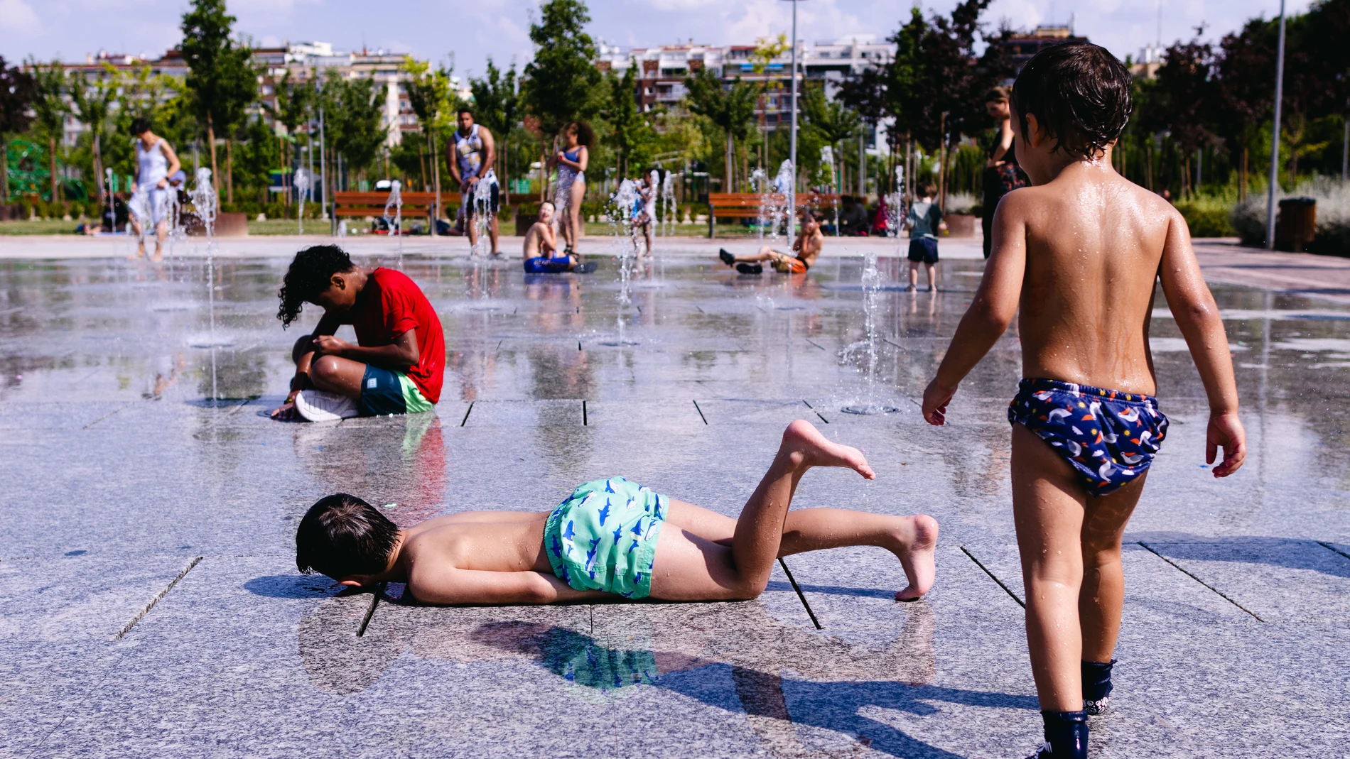 Familias, refrescándose en el parque Santander de Madrid durante la ola de calor @ Gonzalo Pérez