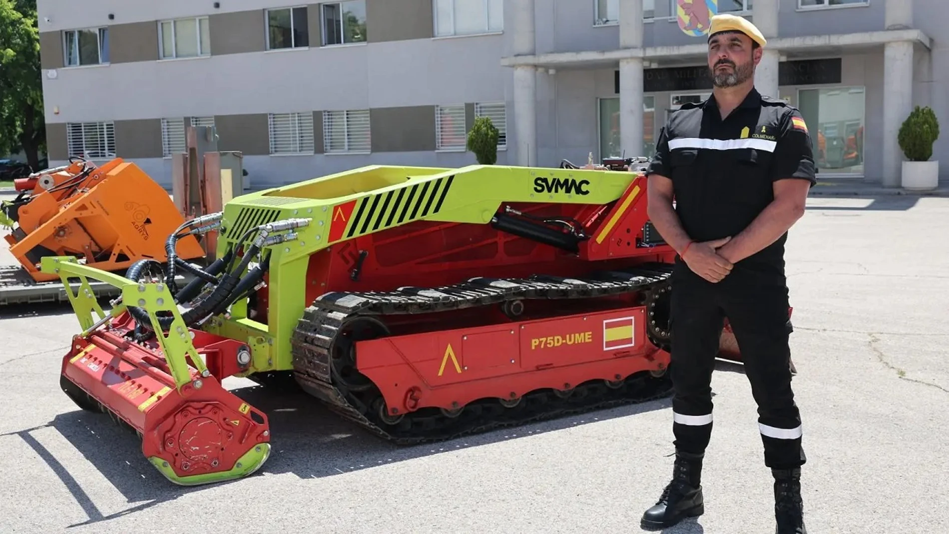 Soldado de la UME con boina color mostaza delante del nuevo dron que utilizará la unidad, lleva orugas y sistemas para eliminar vegetación