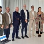 Foto de familia de los asistentes a la rueda de prensa de presentación del informe, hoy