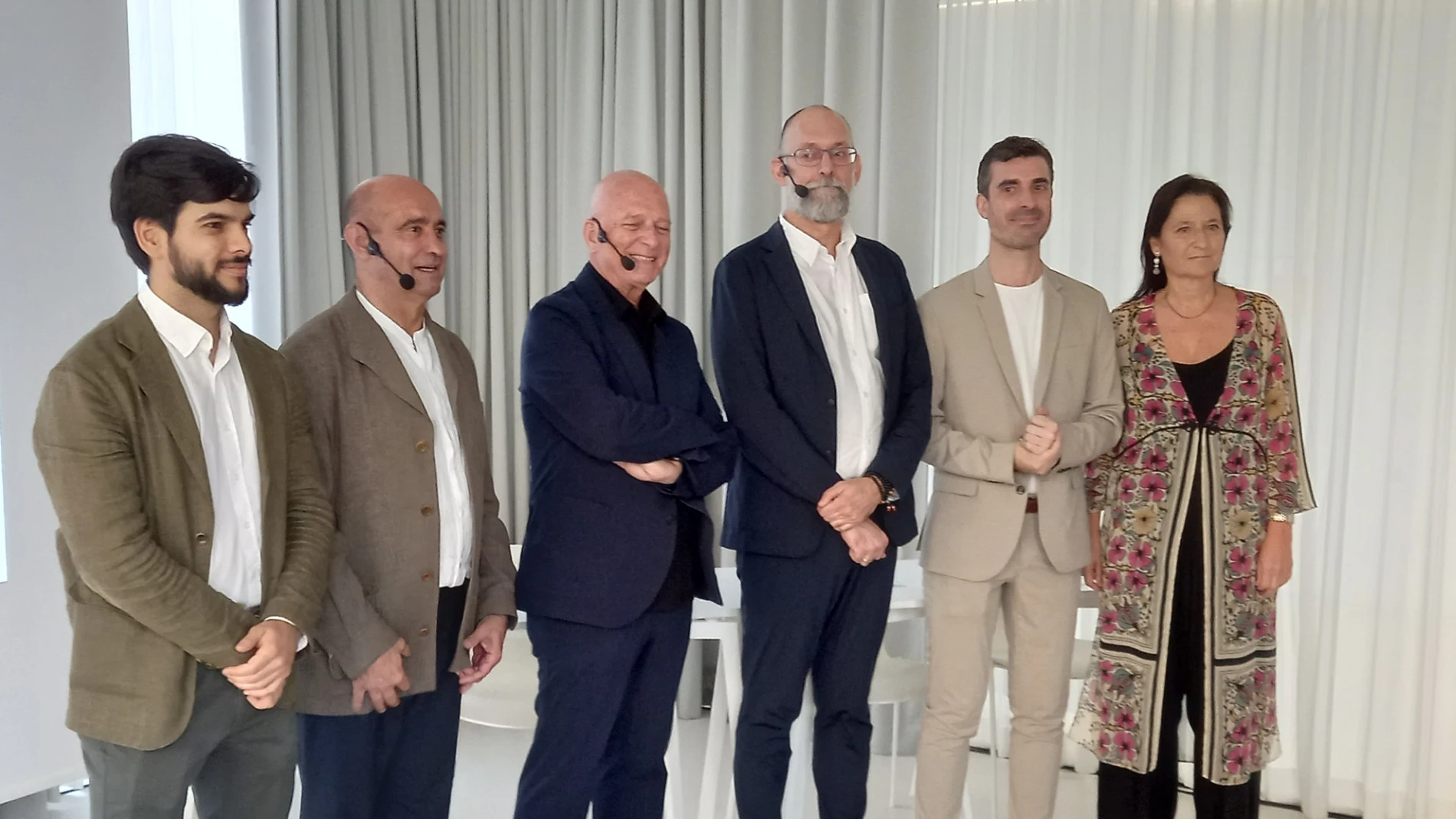 Foto de familia de los asistentes a la rueda de prensa de presentación del informe, hoy