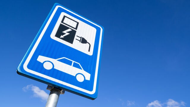 Señal de tráfico de cargador de coche eléctrico