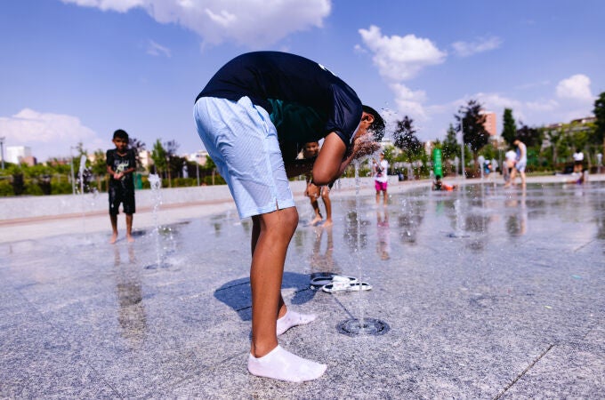 Familias, refrescándose en el parque Santander de Madrid durante la ola de calor @ Gonzalo Pérez 