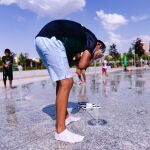 Familias, refrescándose en el parque Santander de Madrid durante la ola de calor @ Gonzalo Pérez 