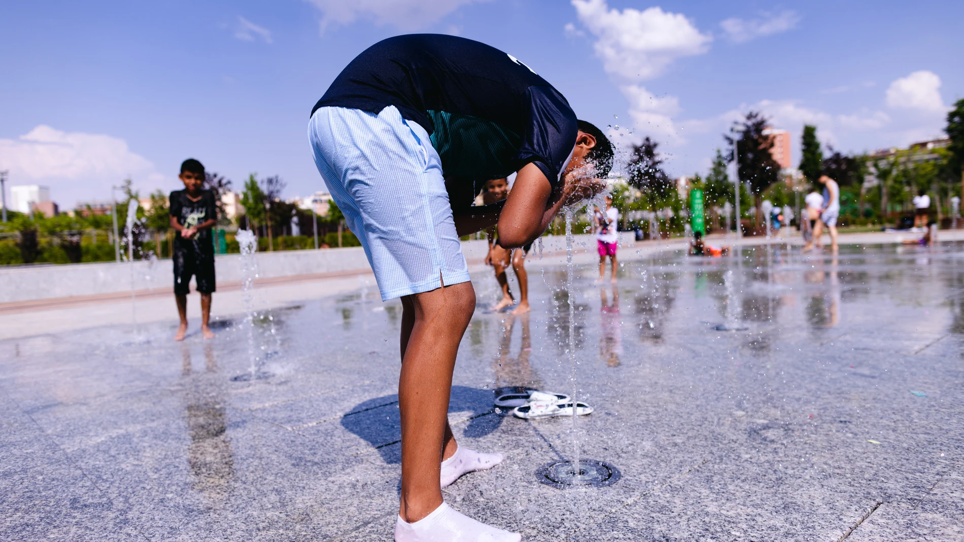 Familias, refrescándose en el parque Santander de Madrid durante la ola de calor @ Gonzalo Pérez
