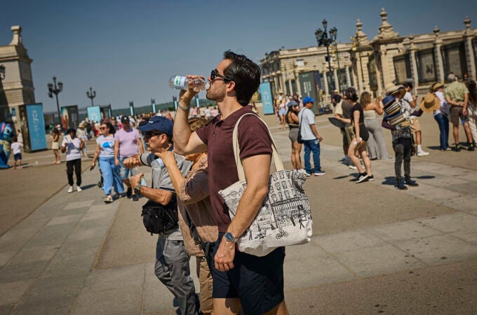 Turistas en plena ola de calor en la ciudad de Madrid