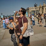 Turistas en plena ola de calor en la ciudad de Madrid