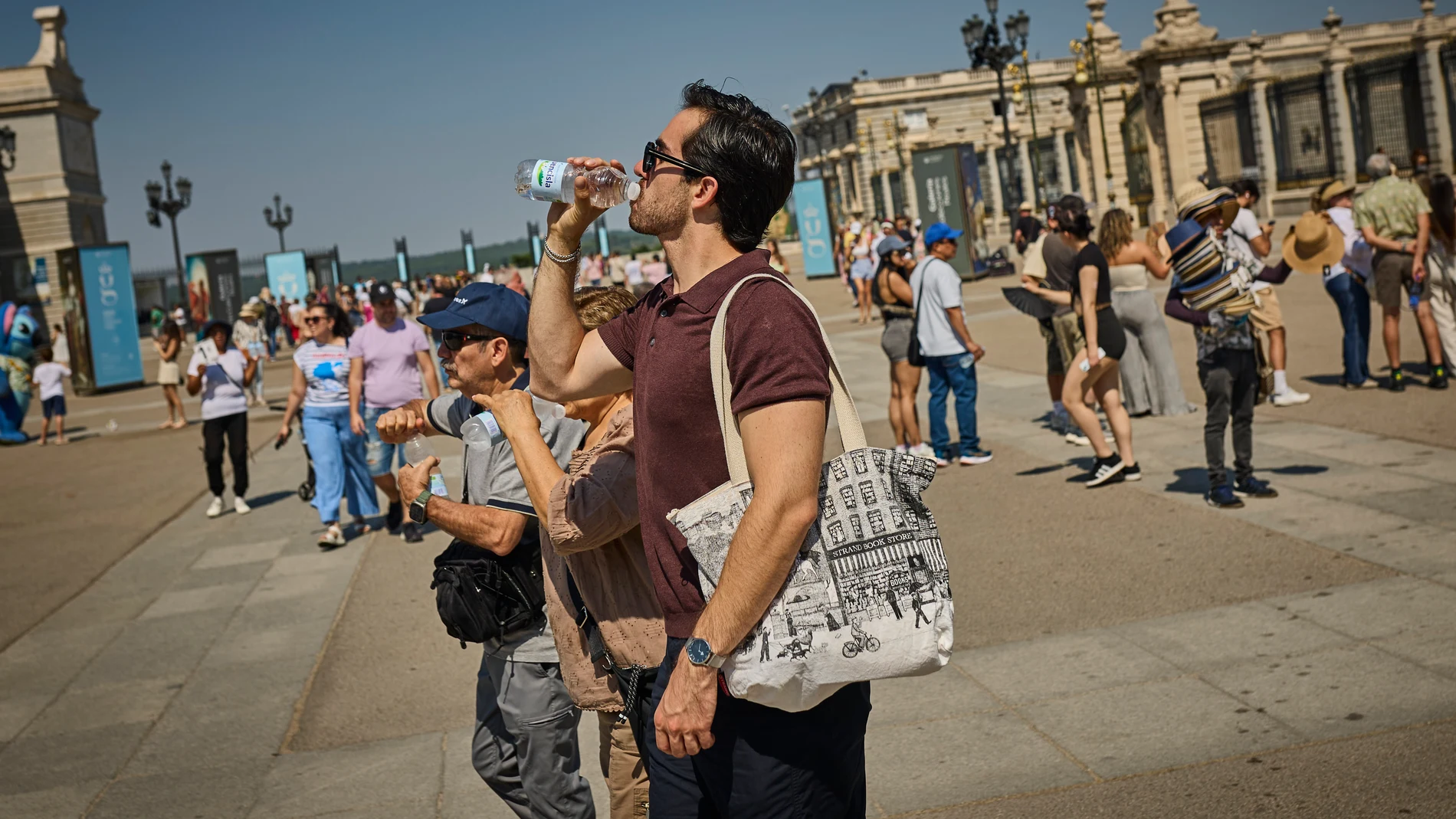 Turistas en plena ola de calor a principios de Julio en la ciudad de Madrid. Los turistas intentan resguardarse de las altas temperaturas que estos días hace en la capital.© Alberto R. Roldán / Diario La Razón.03 07 2025