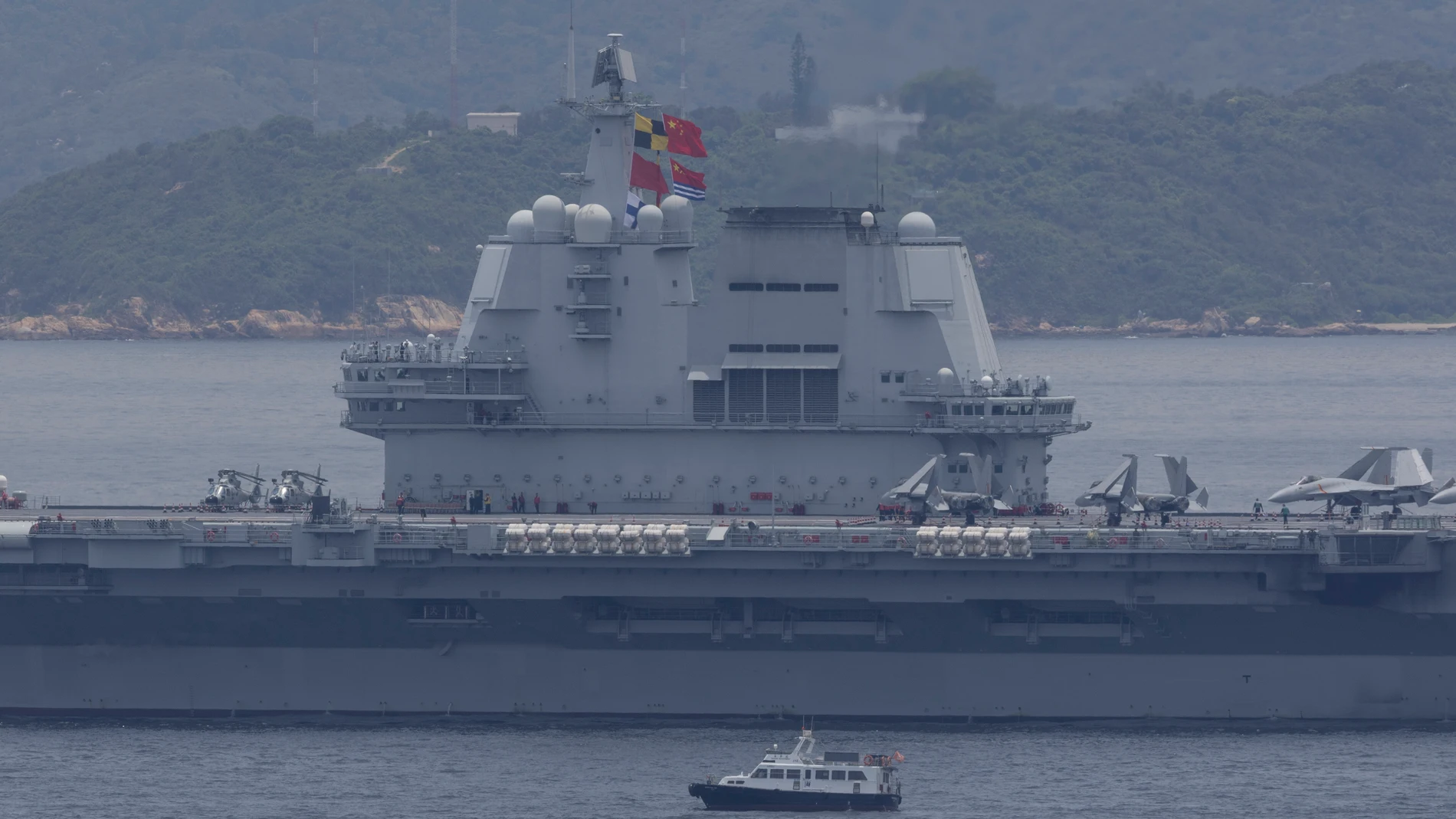 El portaaviones chino Shandong permanece anclado en la bahía de Hong Kong