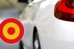 Este es el significado de la pegatina con forma de diana y bandera de España que llevan muchos coches en la parte trasera