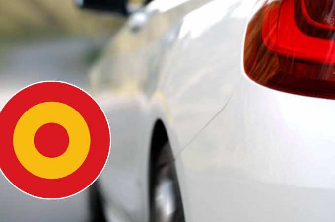 Este es el significado de la pegatina con forma de diana y bandera de España que llevan muchos coches en la parte trasera