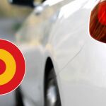 Este es el significado de la pegatina con forma de diana y bandera de España que llevan muchos coches en la parte trasera