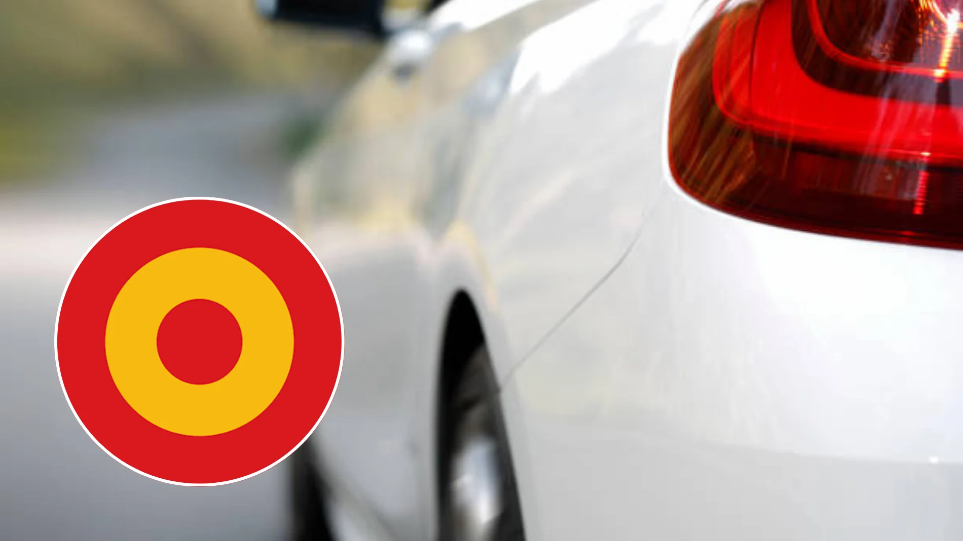 Este es el significado de la pegatina con forma de diana y bandera de España que llevan muchos coches en la parte trasera