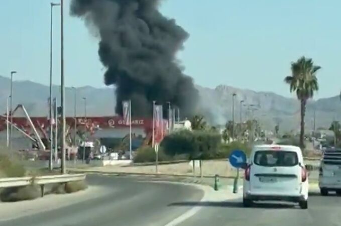 Protección Civil pide a la población cercana al incendio de Fortuna (Murcia) que se refugie en sus casas o en lugar cerrado
