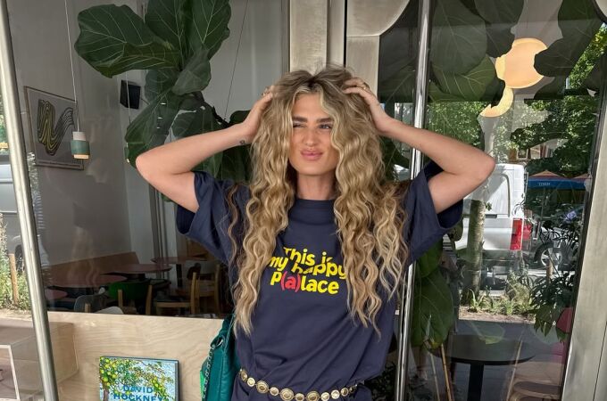 Influencer con cabello rizado.