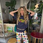 Influencer con cabello rizado.