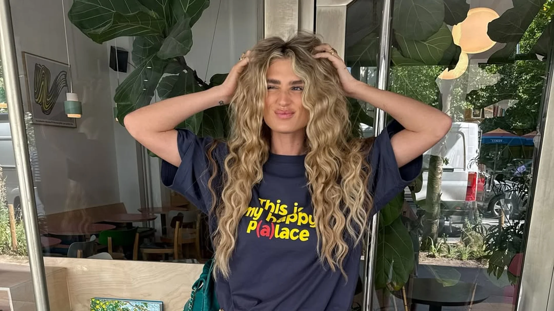 Influencer con cabello rizado.