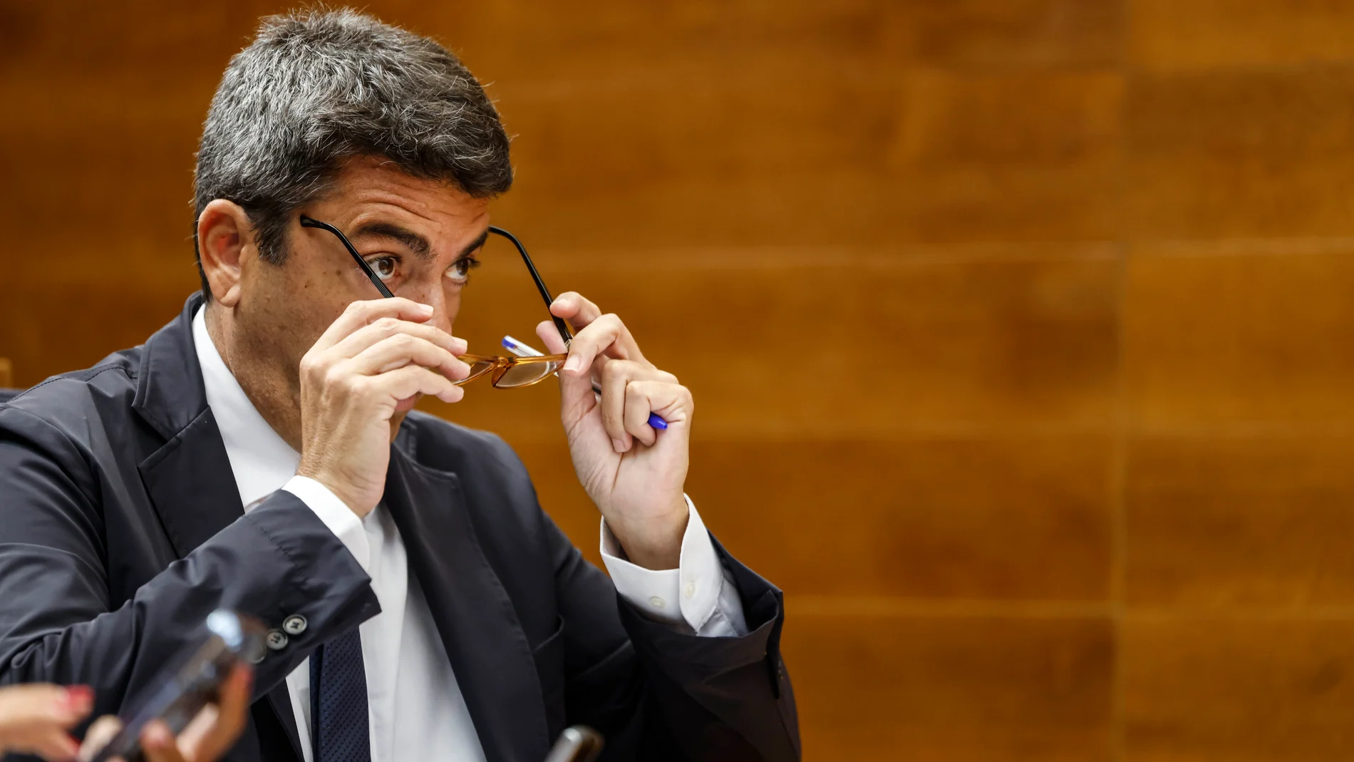 El presidente de la Generalitat valenciana, Carlos Mazón, durante una sesión de control en Les Corts Valencianes, a 3 de julio de 2025, en Valencia, Comunidad Valenciana (España). Esta última sesión de control, protagonizada por Mazón, se centra en la gestión de la dana que causó graves inundaciones y numerosas víctimas, con la oposición exigiendo explicaciones y dimisiones. Además, se convalidarán decretos para la reconstrucción de centros educativos, la regulación de locales de juego y la g...