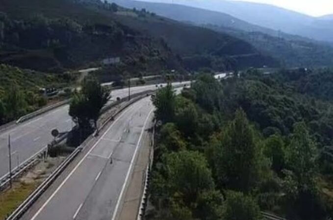 Tramo de la A-52, donde ha muerto Diogo Jota y su hermano, con uno de los carriles cortados