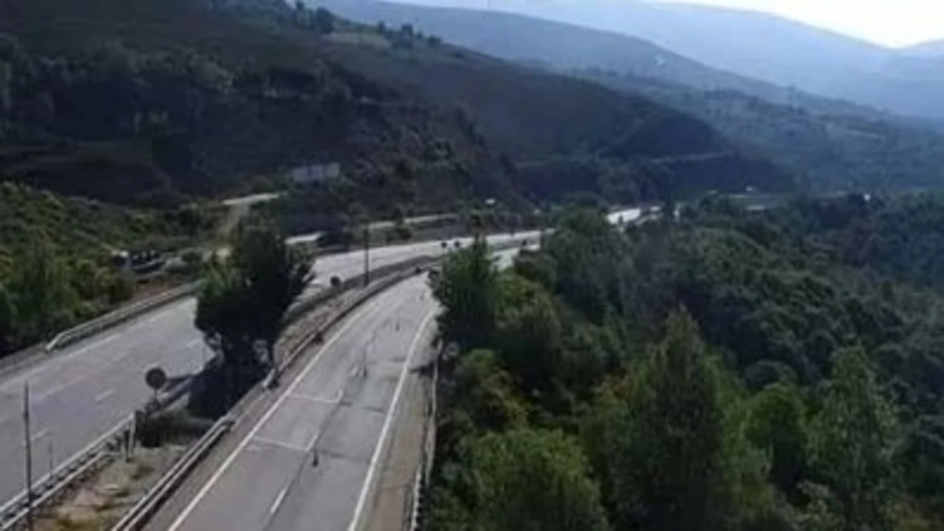 Tramo de la A-52, donde ha muerto Diogo Jota y su hermano, con uno de los carriles cortados