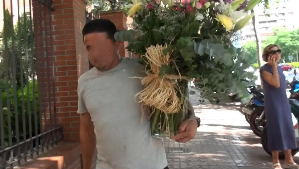 Juan Urquijo en el hospital, y los primeros regalos para los futuros papás, a la espera de que Teresa Urquijo de a luz