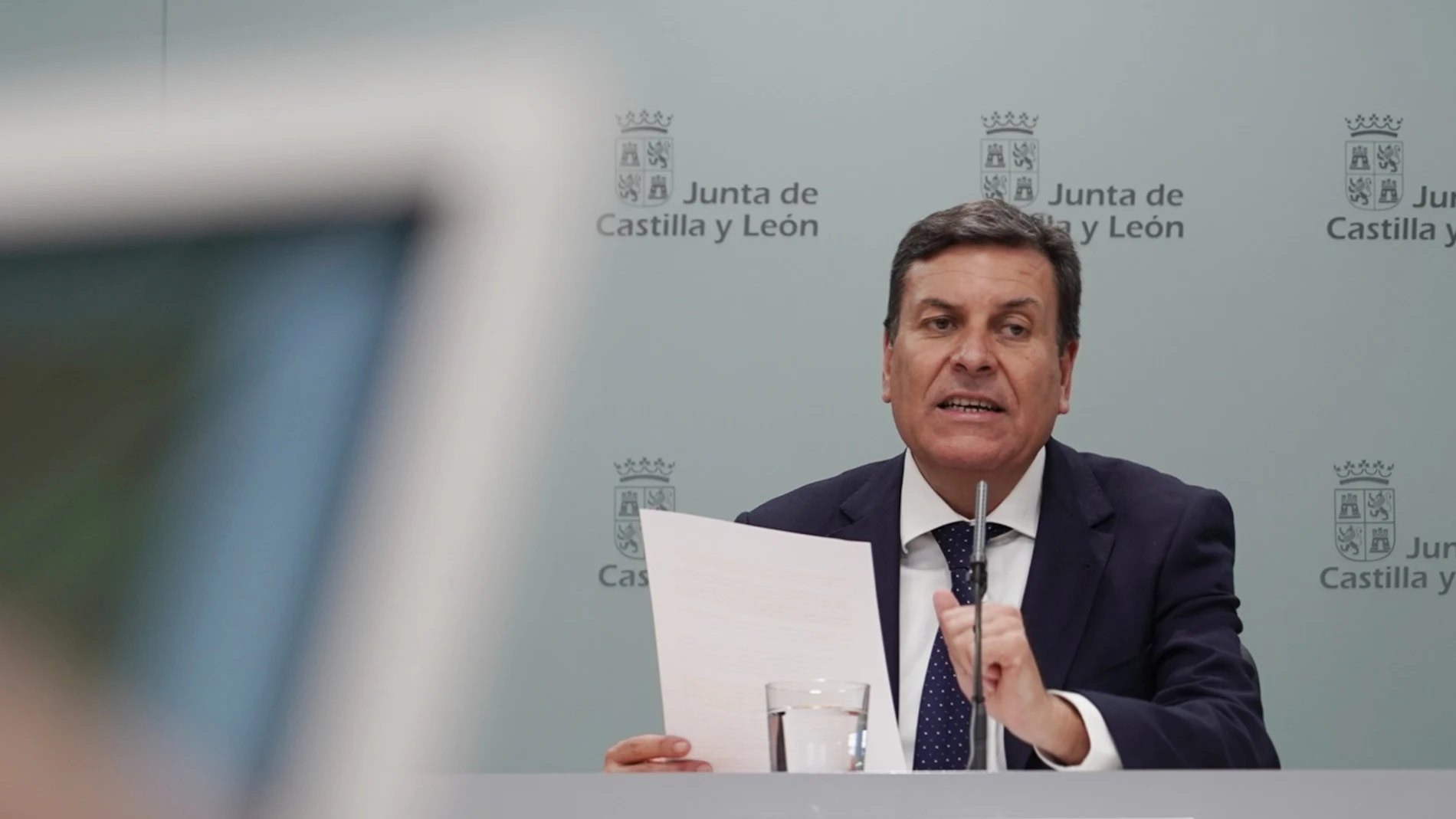 El consejero de Economía y Hacienda y portavoz de la Junta, Carlos Fernández Carriedo, comparece en rueda de prensa posterior al Consejo de Gobierno