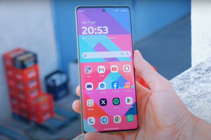 Pantalla pOLED curva, cámara con OIS, batería duradera y un Android limpio en este Motorola de oferta