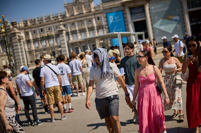 Turistas en plena ola de calor en Madrid