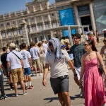 Turistas en plena ola de calor en Madrid