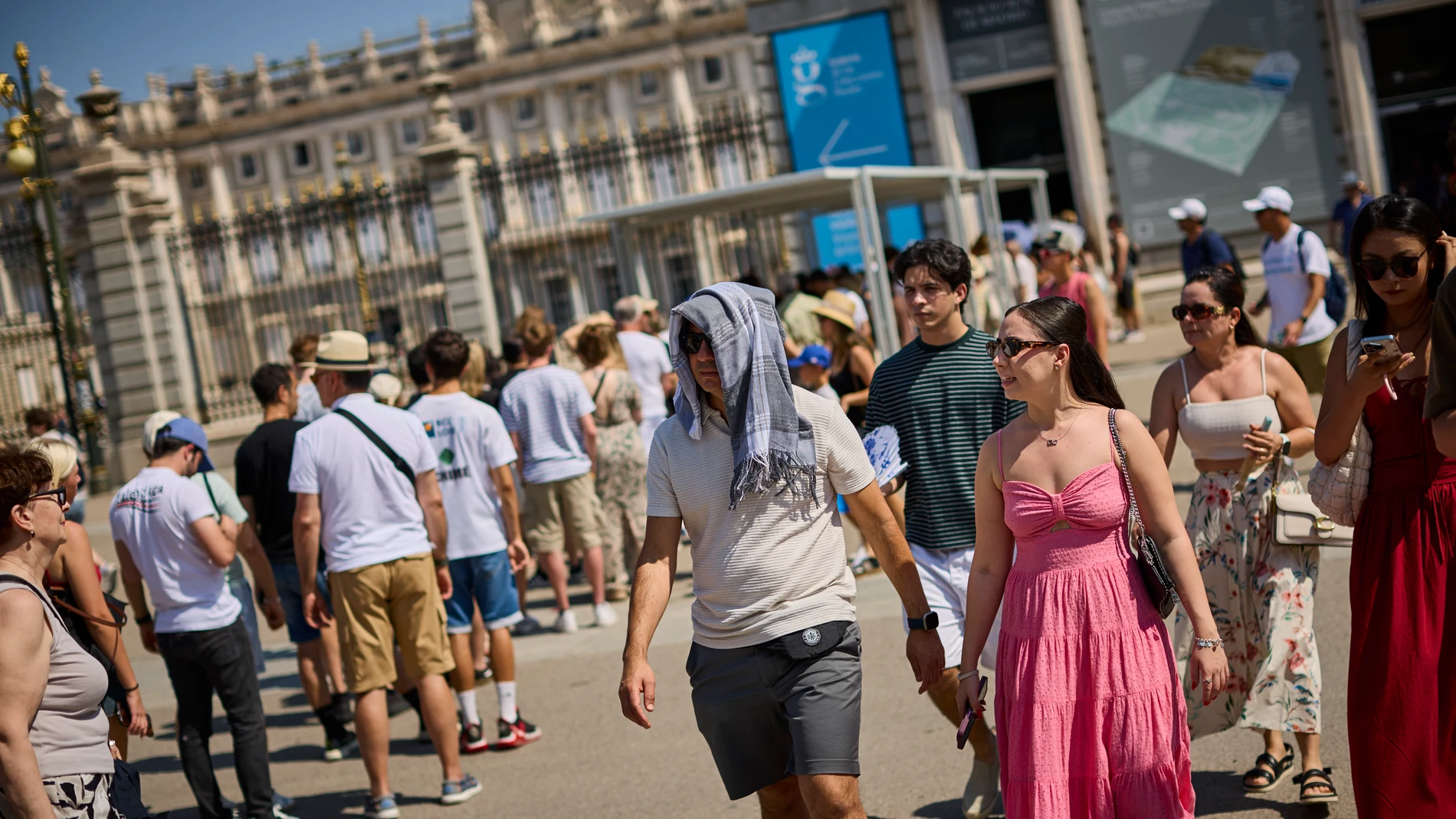 Turistas en plena ola de calor en Madrid