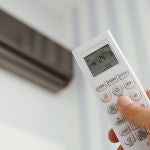 ¿A qué temperatura debes poner el aire acondicionado para que consuma menos?