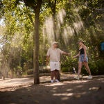 Turistas en plena ola de calor a principios de julio en la ciudad de Madrid