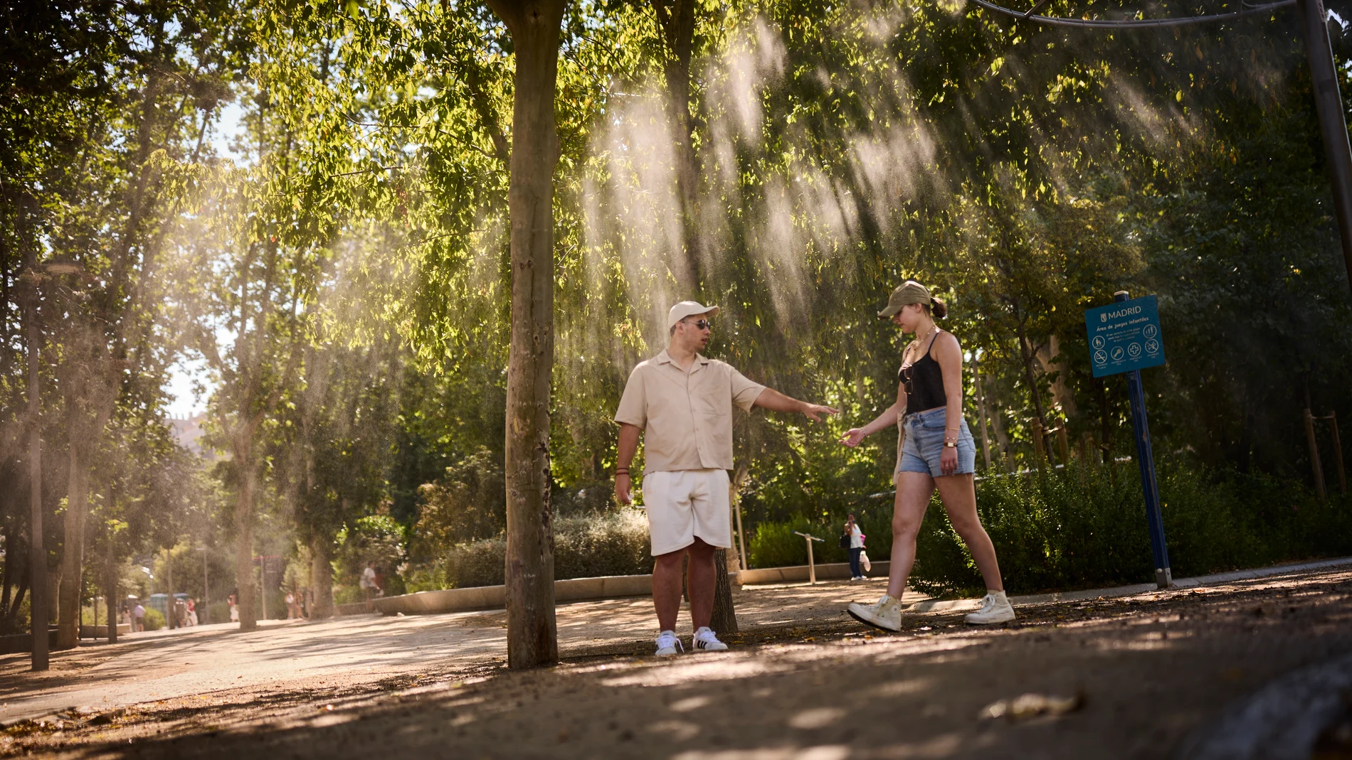 Turistas en plena ola de calor a principios de julio en la ciudad de Madrid