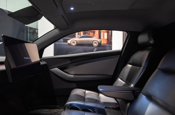 Tesla prueba su sistema de conducción autónoma supervisada por Madrid