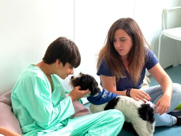 Cada viernes, los pacientes participan en sesiones de terapia asistida con perros