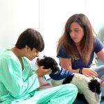 Cada viernes, los pacientes participan en sesiones de terapia asistida con perros