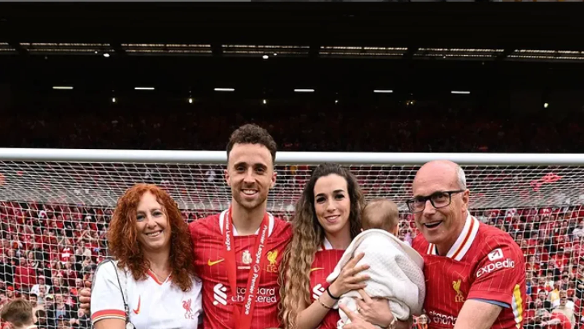 La familia que hoy despide a Diogo Jota: sus padres, su esposa, sus hijos y sus perros