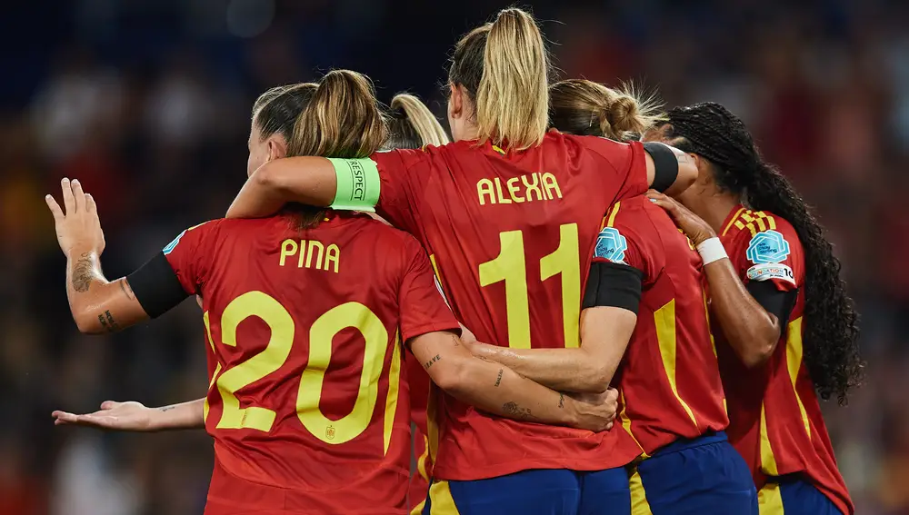 Las jugadoras de la selección española celebran unos de sus goles en la victoria ante Portugal en la Eurocopa de 2025