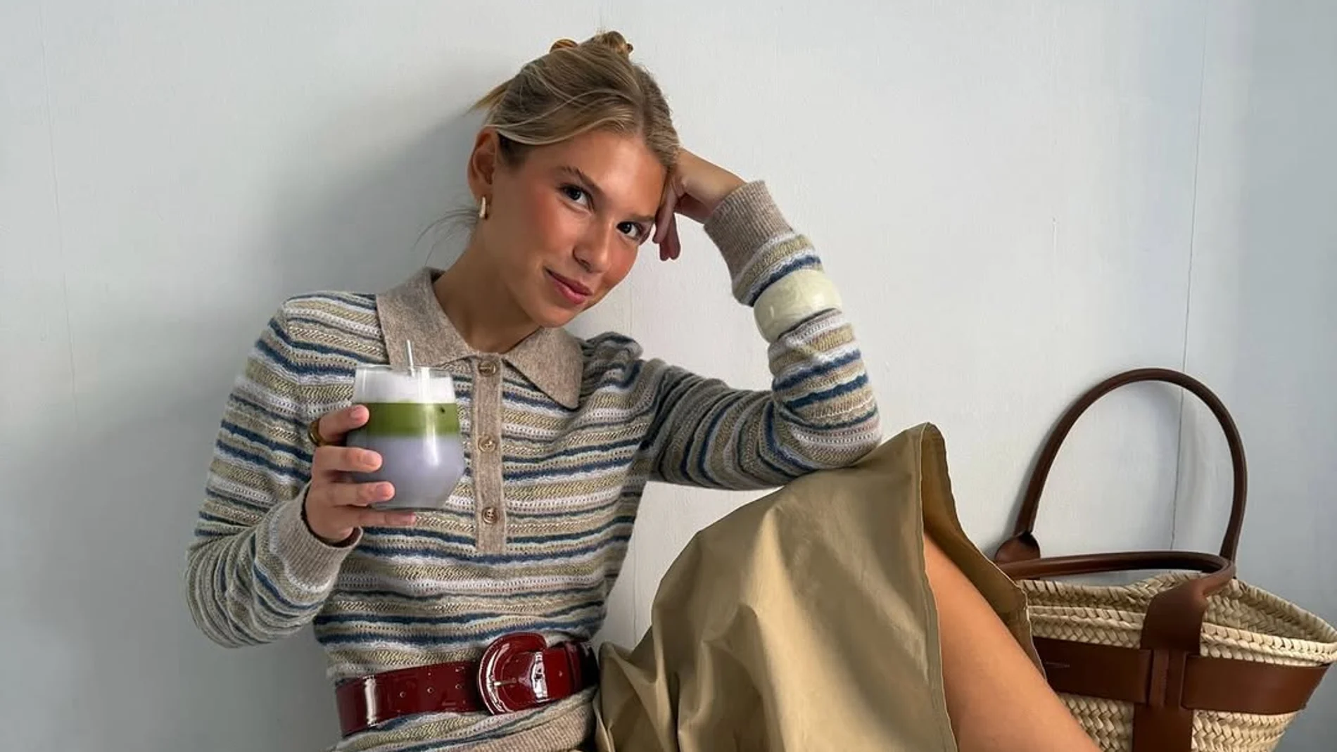 Influencer con té matcha.